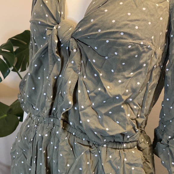 💖 2/$25 Abercrombie & Fitch Knot Front Ruffle Romper - Picture 4 of 9